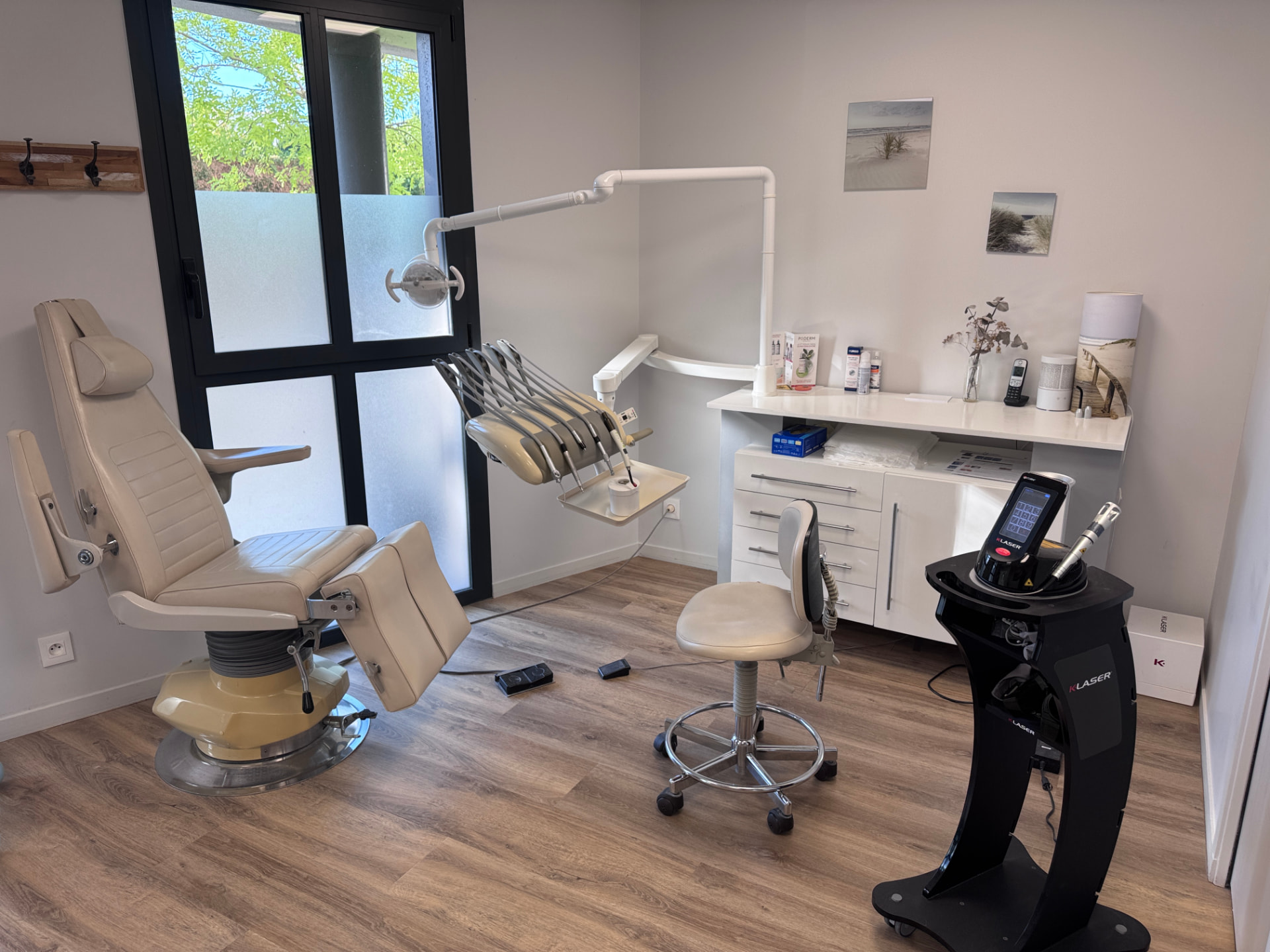 Salle de soins et équipements de pédicurie-podologie du cabinet